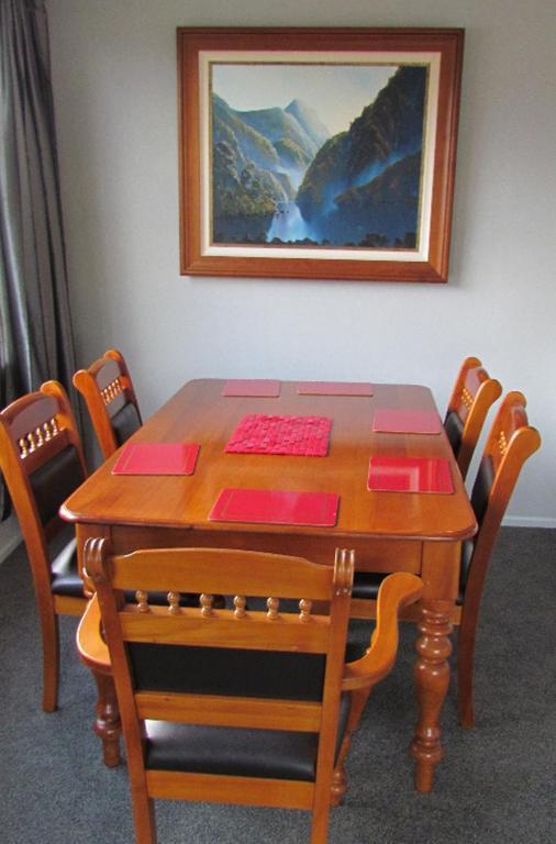 Birchwood Cottages Te Anau Bilik gambar